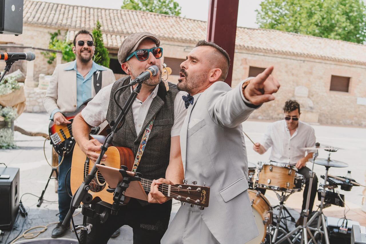 Invitados cantando con Temporal en una boda (foto 10)