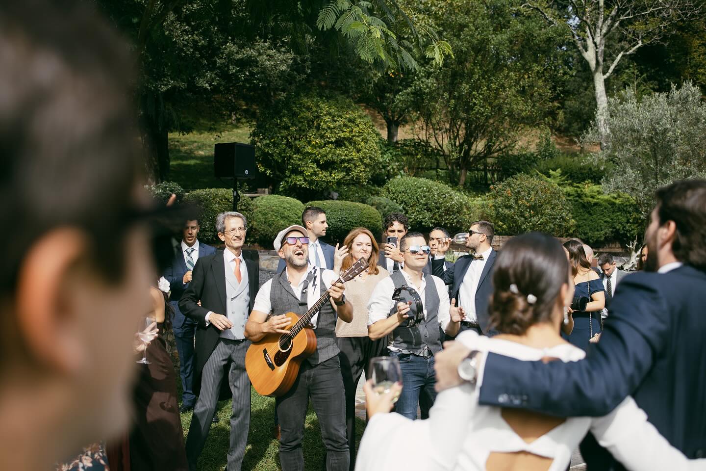 Temporal tocando en boda al aire libre (foto 9)